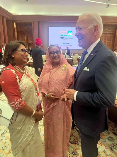আলাপচারিতার এক ফাঁকে হাস্যোজ্জ্বল শেখ হাসিনা, জো বাইডেন ও সায়মা ওয়াজেদ পুতুল।