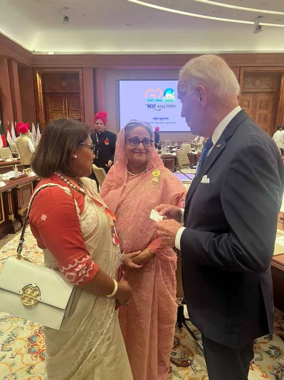 আলাপরত জো বাইডেন ও শেখ হাসিনা, সঙ্গে সায়মা ওয়াজেদ পুতুল। 
