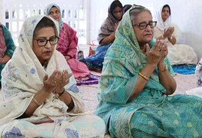 হযরত শাহজালালের (রা.) মাজারে আওয়ামী লীগ সভাপতি শেখ হাসিনা। সঙ্গে ছোট বোন শেখ রেহানা। ইমেজ: ফোকাস বাংলা।