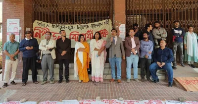 মাহমুদুর রহমান জনির বিরুদ্ধে আন্দোলনরত শিক্ষক-শিক্ষার্থীরা। 