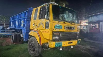 দুর্ঘটনার পর পুলিশ জব্দ করেছে ট্রাকটি।