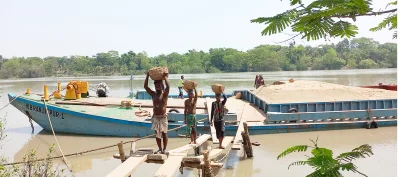 তীব্র গরমের মধ্যে কার্গো থেকে বালু নামাচ্ছেন বাগেরগহাটের শ্রমিকরা। ইমেজ: একাত্তর