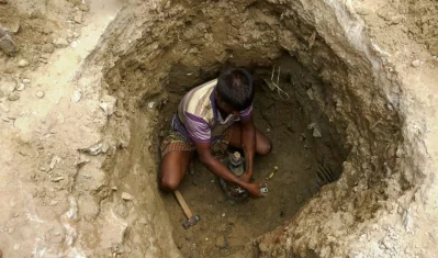 পানির লাইনের মেরামতের কাজ করছেন ওয়াসাকর্মী। ইমেজ: একাত্তর