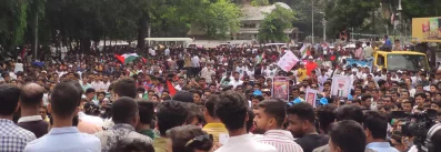 স্বাধীন ফিলিস্তিন রাষ্ট্র প্রতিষ্ঠার দাবি ও ইসরাইলের বর্বরতার বিরুদ্ধে ঢাকা বিশ্ববিদ্যালয়ে ছাত্রলীগের বিক্ষোভ মিছিল। ইমেজ: একাত্তর।