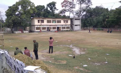 সকালে নওগাঁর বদলগাছি উপজেলার একটি ভোট কেন্দ্র। ইমেজ: একাত্তর