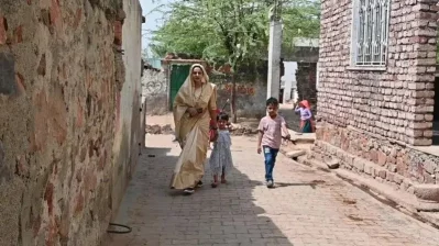 দুই সন্তানের সাতে সঞ্চনা। ইমেজ: বিবিসি