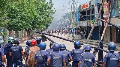 মুন্সীগঞ্জে আন্দোলনকারী-পুলিশের মুখোমুখি অবস্থান