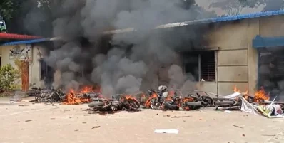 ফরিদপুরে আওয়ামী লীগ অফিসে আগুন