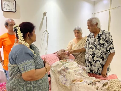 মোহাম্মদ জাকারিয়া (বিছানায়) ও বন্ধু ডা. জাফরুল্লাহ চৌধুরী। 