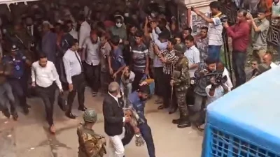 েআইনজীবীদের ওপর ডিম ছুড়ছেন শিক্ষার্থীরা। ছবি: একাত্তর
