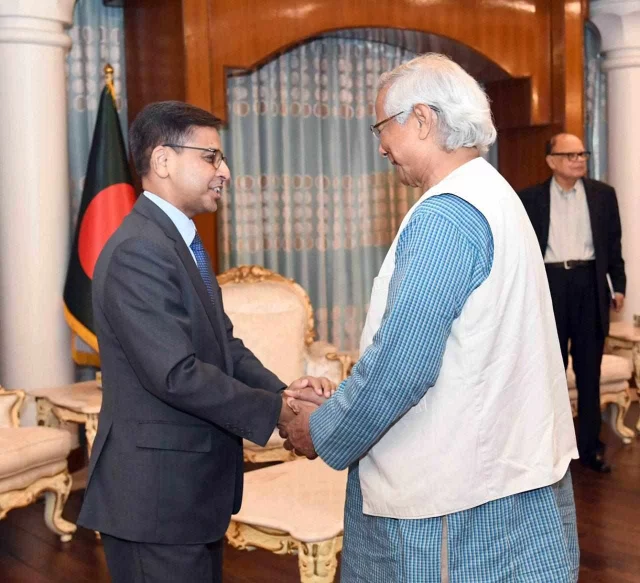  অন্তর্বর্তী সরকারের প্রধান উপদেষ্টা অধ্যাপক মুহাম্মদ ইউনূসের সঙ্গে বাংলাদেশে নিযুক্ত ভারতীয় হাইকমিশনার প্রণয় ভার্মা।
