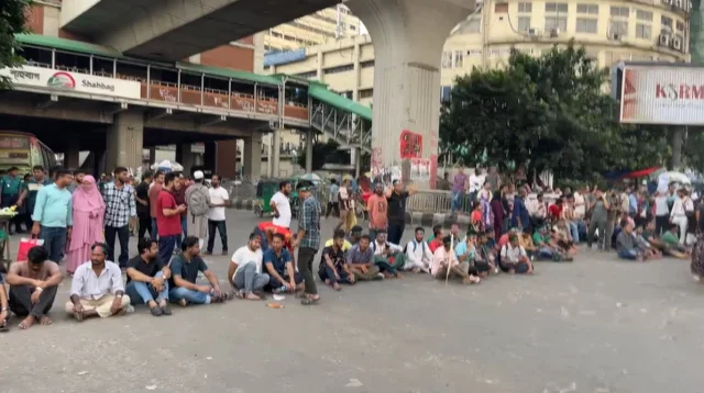 চাকরিতে প্রবেশের বয়সসীমা বাড়ানোর দাবিতে শাহবাগ অবরোধ